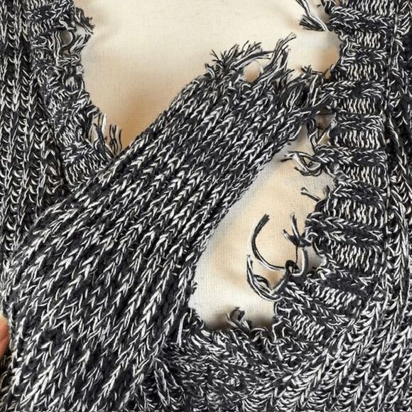 White Crow "A Frayed You'll Love It" Distressed Sweater Black White Size Small - Picture 2 of 9